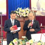 Mục sư Trần Đình cầu nguyện cho Mục sư Nguyễn Khánh Toàn, tân Quản nhiệm Chi Hội Mộ Đức