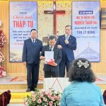 06. Mục sư Phạm Sính, Ủy viên TLH, cầu nguyện cho chức vụ của Tân Quản nhiệm HT Tân Lý Đông