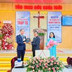 09. Mục sư Phạm Sính, Ủy viên TLH, thay Ban Trị sự TLH trao tặng Kinh Thánh và Hội đồng Giáo phẩm tặng quà chúc mừng cho vị Tân Quản nhiệm.