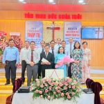 11. BĐD Tin Lành tỉnh Vĩnh Long tặng quà chúc mừng