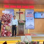 12. Đại diện phía chính quyền tặng lẵng hoa chúc mừng