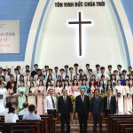 14.Các khóa sinh tốt nghiệp tôn vinh Chúa và nhận chứng chỉ