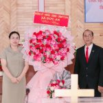 Đại diện chính quyền xã Đức An Chúc mừng