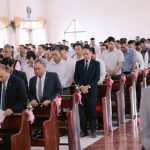 Quan cảnh bên trong nhà thờ