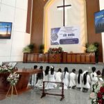 5. Mục sư Nguyễn Văn Soi cầu nguyện cho khoá sinh dâng mình