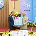 9. MS Nguyễn Trung Thông – vị quản nhiệm đầu tiên của Hội Thánh tặng quả chúc mừng
