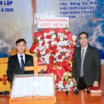 Đại diện TLH chúc mừng