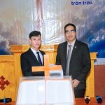 MS Hanh đọc và trao quyết định Thành lập Điểm Nhóm cho TĐ Hoàng A Sềnh – Đặc Trách Điểm Nhóm Tân Lập