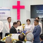 MS Lê Hoàng Phúc trao chứng nhận công nhận Điểm nhóm