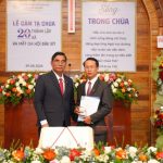 Ms Y Djrên đọc văn bản công bố và trao ấn tín