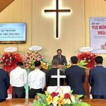 Mục sư Phan Văn Cử cầu nguyện cho Mục sư Quản nhiệm, MSNC Đặc trách, Ban Điều hành, và dâng nhà nguyện lên cho Chúa