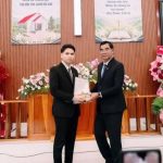 Mục sư Y Djrên Ủy viên Tổng Liên Hội – Mục vụ Tỉnh Lâm Đồng, công bố văn bản ra mắt Chi Hội, cầu nguyện cho Hội Thánh và trao ấn tín, cho Quản nhiệm