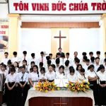 Sau bài giảng, Mục sư Nguyễn Thế Vinh cầu nguyện đặc biệt cho các khóa sinh đáp ứng lời kêu gọi, hứa nguyện dâng mình